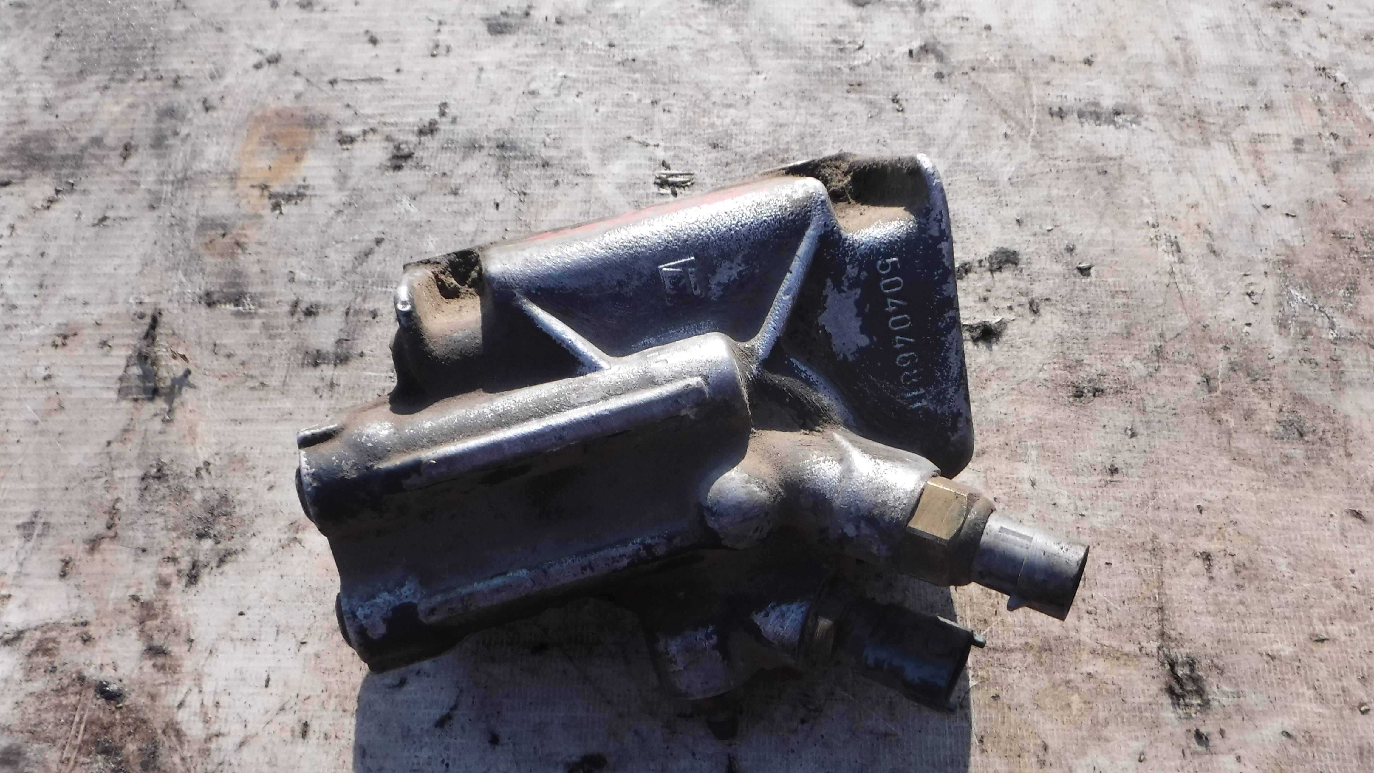 Кронштейн топливного фильтра 504046811 Ивеко Стреилс курсор 10 Iveco strails Cursor 10 2002